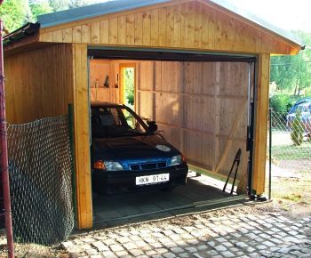 Dřevěná garáž 3x6m + dveře