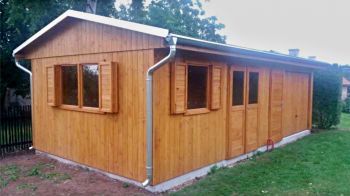 Zahradní domek Gita 300x800 SB, dvoukřídlé dveře, dvoukřídlá okna s okenicí, jednokřídlé okno s okenicí, jednokřídlé plné dveře a garážová výklopná vrata