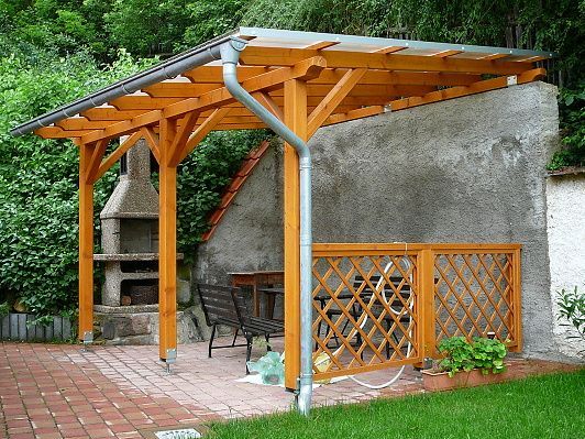 Pergola ke zdi domu, sklon krokví, polykarbonát, zástěny