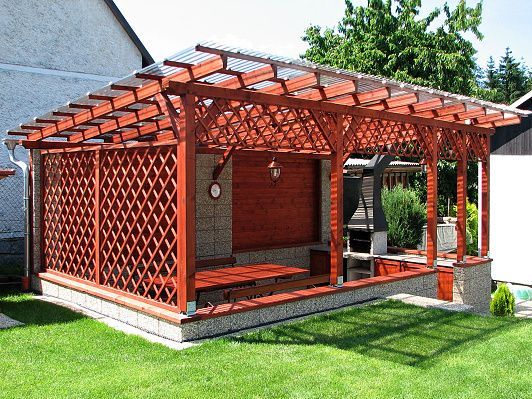 Pergola ke zdi domu, sklon krokví, polykarbonát, zástěny