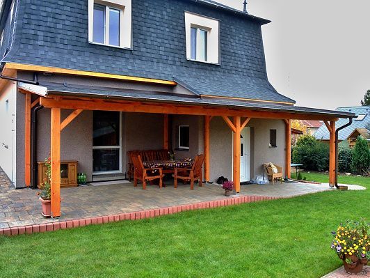 Pergola ke zdi domu, sklon krokví, prkenný záklop