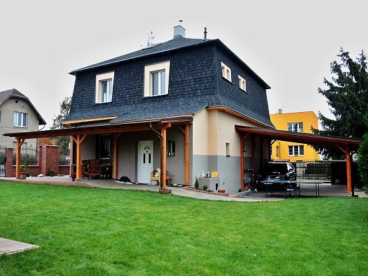 Pergola ke zdi domu, sklon krokví, prkenný záklop