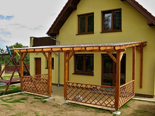 Pergola ke zdi domu, sklon krokví, polykarbonát, zástěny