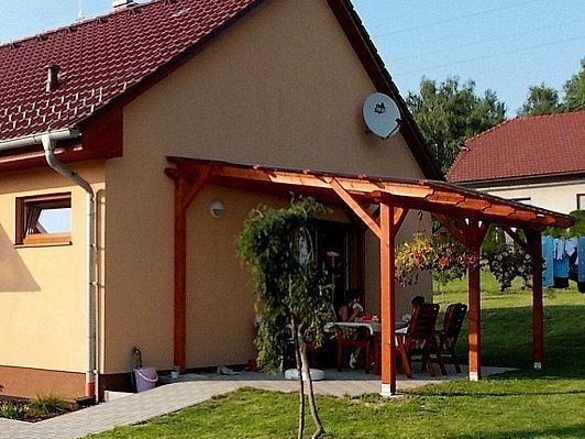 Pergola ke zdi domu, sklon krokví, polykarbonát