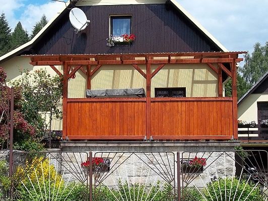 Pergola ke zdi domu, sklon krokví, polykarbonát, zástěny