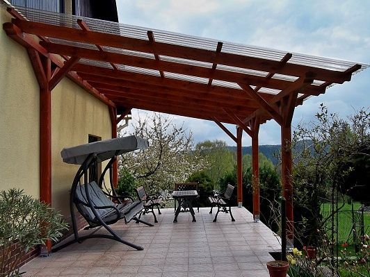 Pergola ke zdi domu, sklon krokví, polykarbonát