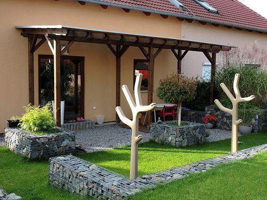Pergola ke zdi domu, sklon krokví, prkenný záklop