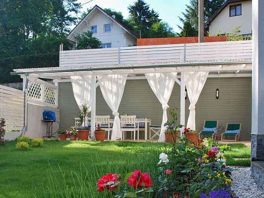 Pergola ke zdi domu, sklon krokví, polykarbonát, zástěny