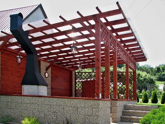 Pergola ke zdi domu, sklon krokví, polykarbonát, zástěny