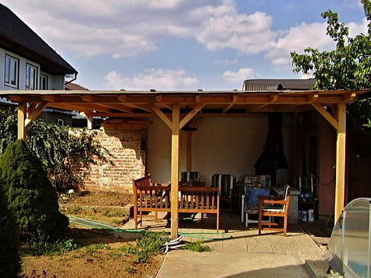 Pergola ke zdi domu, sklon krokví, prkenný záklop